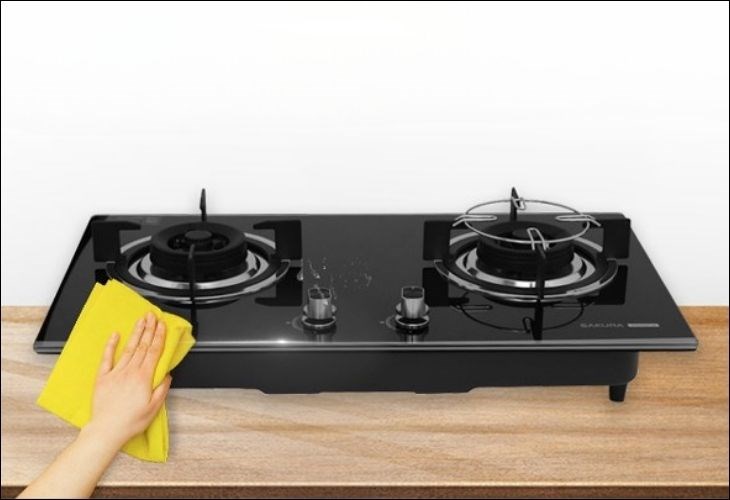 Sử dụng khăn sạch để lau sạch mặt bếp ga và thân bếp ga âm Sakura SG-2568GB