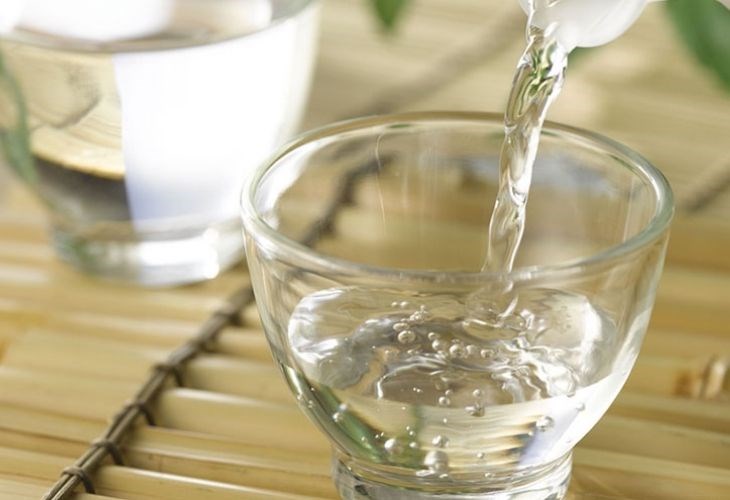 Giấm trắng có thể làm sạch các vết bẩn đóng cục trên mặt bếp một cách dễ dàng