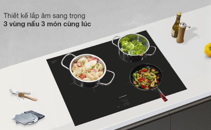 Bếp từ 3 vùng nấu lắp âm Bosch PUC61KAA5E nấu được nhiều món ăn cùng lúc, giảm thời gian chờ đợi giữa các lần nấu tối đa