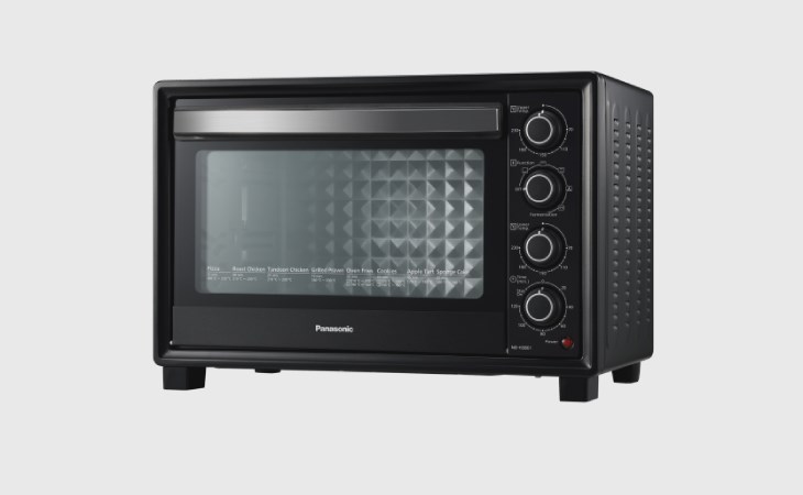 Lò nướng Panasonic NB-H3801KRA 38 lít có kèm theo bộ phụ kiện nướng chuyên biệt bao gồm xiên quay và giá đỡ dễ dàng sử dụng