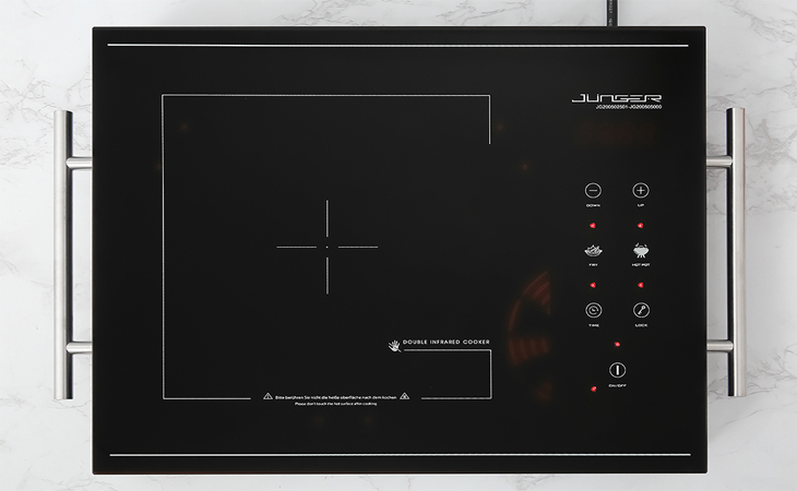Bếp hồng ngoại Junger MT-21 sở hữu thiết kế sang trọng, có 2 tay cầm cách nhiệt