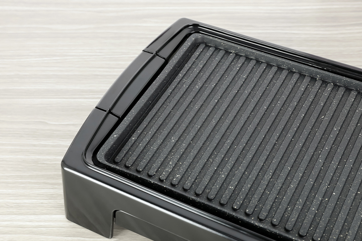 Mặt bếp nướng điện Lock&Lock EJG221 1300W được làm từ hợp kim nhôm phủ chống dính