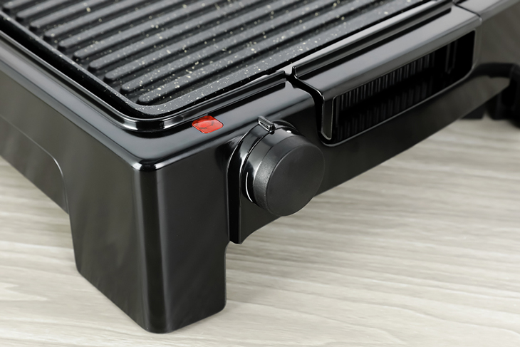 Bếp nướng điện Lock&Lock EJG221 1300W sử dụng điều khiển bằng nút vặn dễ thao tác