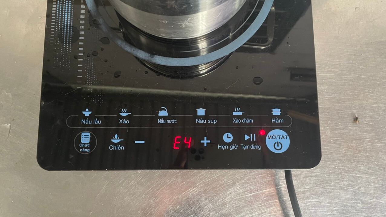 Bếp từ báo lỗi E4 khi xảy ra vấn đề về cảm biến nhiệt độ trên bếp