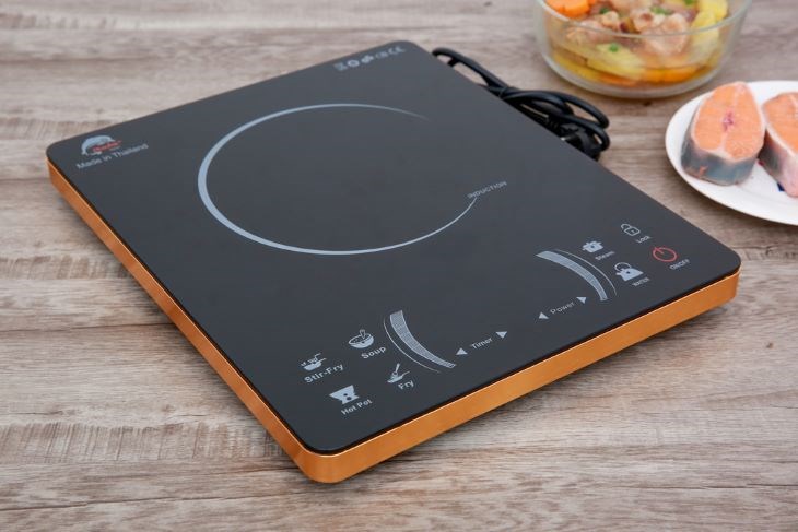 Bếp từ Iruka I-78 có mặt bếp màu đen, viền vàng đồng bóng đẹp, kích thước mỏng gọn, sang trọng, tăng nét hiện đại cho không gian bếp