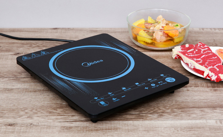 Bếp từ Midea MI-T2117DC(C) có màu đen, họa tiết màu xanh nổi bật, sang trọng trong không gian đun nấu