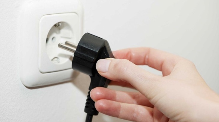 Cắm lại phích điện chắc chắn vào ổ để tránh lỗi nhấn nút nguồn quá 5 giây mà đèn tín hiệu không sáng