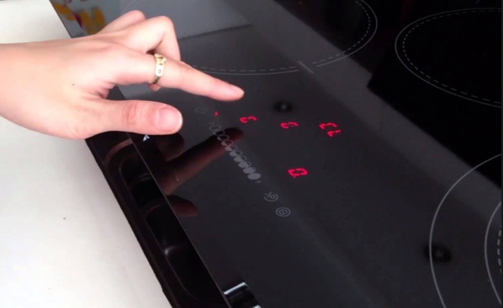 Lỗi bếp tự động tắt khi đang dùng do có chất lỏng, vật che trên bảng điều khiển, bạn cần lấy đi vật che, làm sạch bàn phím sẽ dùng được như bình thường ngay