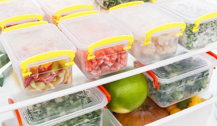 Nên cho thức ăn thừa vào hộp và đậy kín lại Nên cho thức ăn thừa vào hộp và đậy kín lại