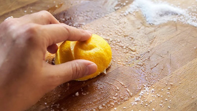 Chanh có acid nitric, giúp hỗ trợ ngăn ngừa các loại vi khuẩn gây mùi có trong thớt