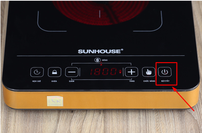 Khi đèn báo sáng lên thì bạn chọn nút ON/OFF để bắt đầu khởi động bếp