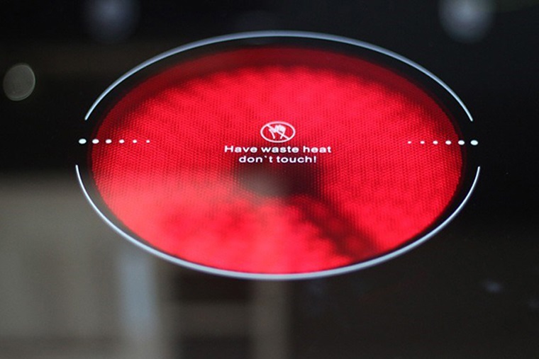 Mặt bếp đang nóng, không chạm tay vào