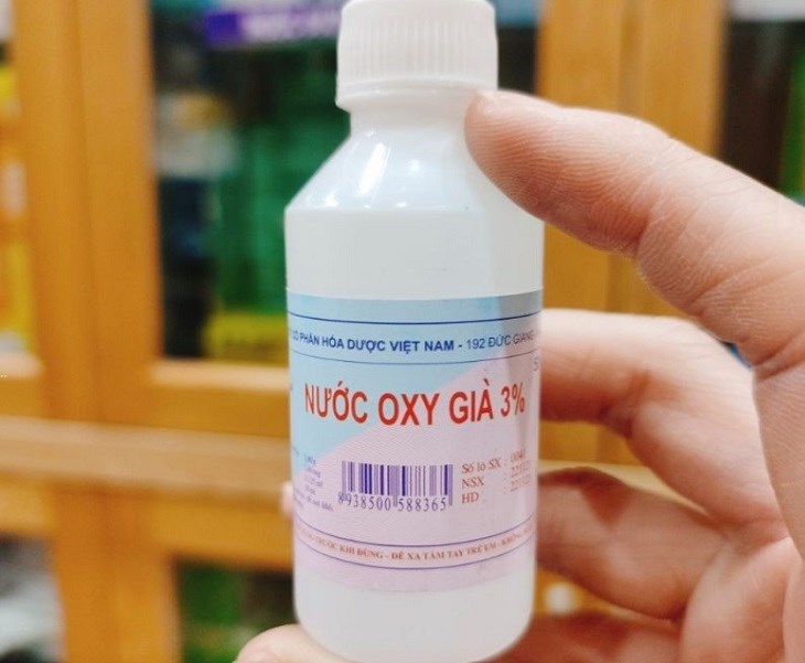 Oxy già phá vỡ cấu trúc phân tử thuốc nhuộm tóc dính trên quần áo