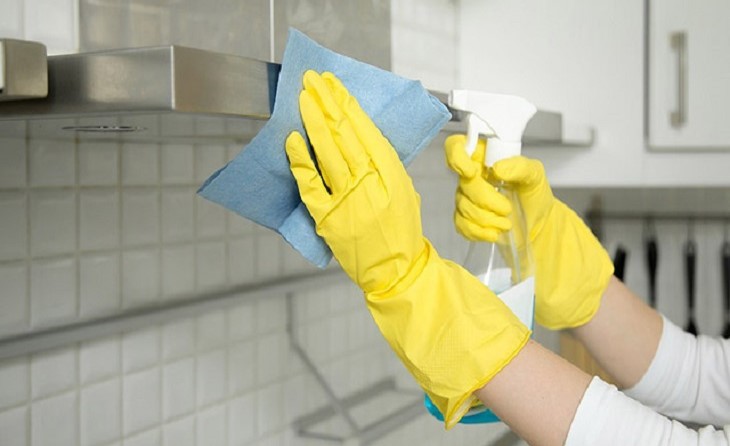 Tháo rời các bộ phận của máy hút mùi và lau sạch các bộ phận bằng dung dịch đã pha.