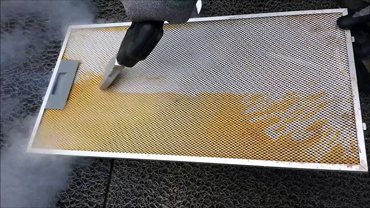 Tấm lọc của máy hút mùi bị bẩn là một trong những nguyên nhân chính làm máy hoạt động yếu