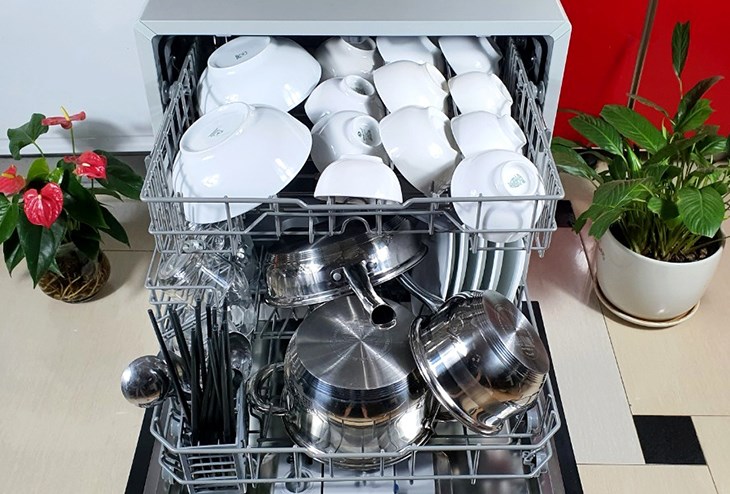 Bạn úp các mặt bị bẩn của nồi, chảo, đĩa và tô lớn xuống dưới, dĩa nên đặt dựng đứng trên giá đỡ