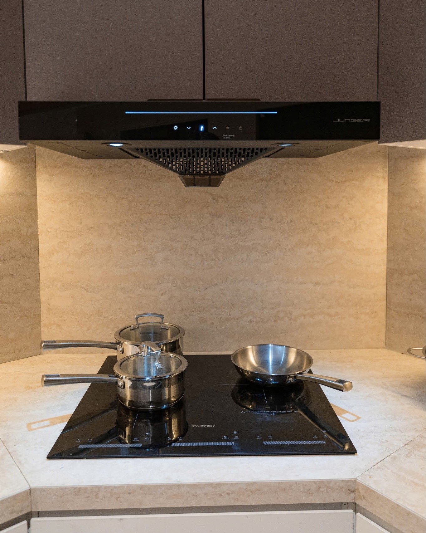 Bếp từ hồng ngoại 3 vùng nấu âm CEJ-300-IIF có nhiều vùng nấu giúp tiết kiệm thời gian chế biến món ăn