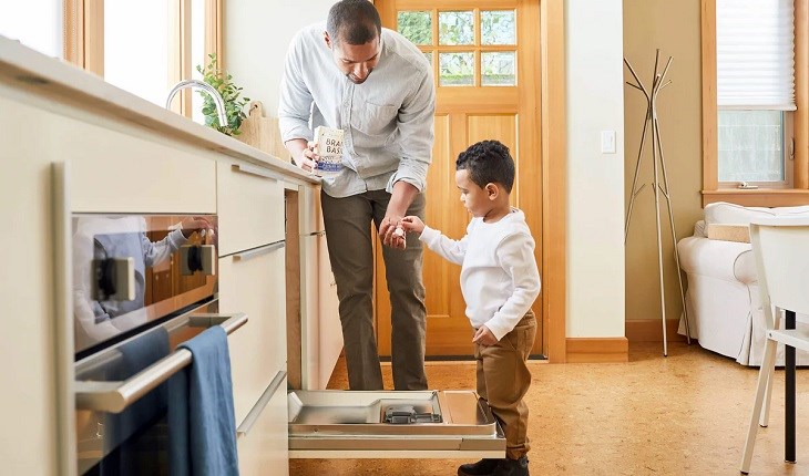 Nếu chỉ dùng trong gia đình thì bạn nên chọn viên rửa bát hữu cơ để an toàn cho trẻ nhỏ và bảo vệ làn da