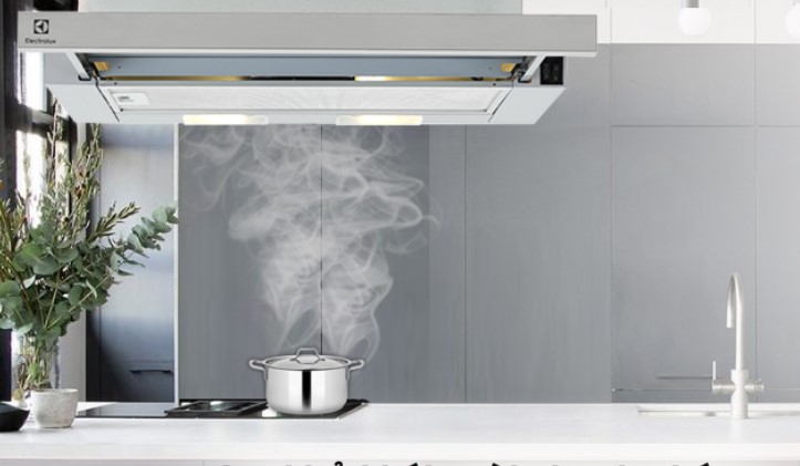 Sau khi tắt bếp, bạn cần chờ thêm khoảng 5 phút để máy hút mùi hoạt động và hút sạch mùi thức ăn trước khi tắt máy.