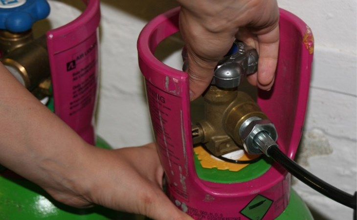 Chỉ cần mở van bình ga là bạn có thể sử dụng bếp lại như bình thường