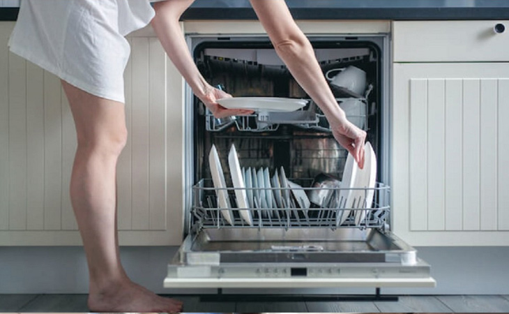 Có nhiều máy rửa bát có thể kết nối với nguồn nước nóng, bạn nên đọc kỹ hướng dẫn sử dụng của nhà sản xuất khi kết nối với nguồn nước nóng.