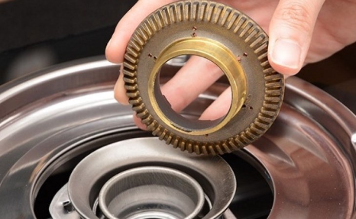 Bạn nên chú ý vệ sinh sạch đầu đốt khí gas để hạn chế tạo ra lửa đỏ