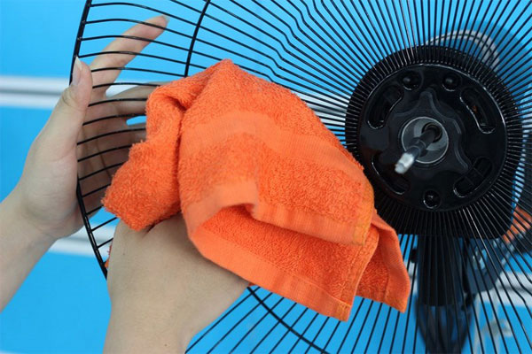 Vệ sinh quạt điện thường xuyên