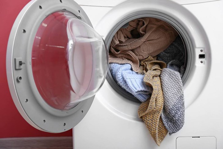 Sử dụng chế độ vắt trong máy giặt giúp rút ngắn thời gian phơi khô quần áo