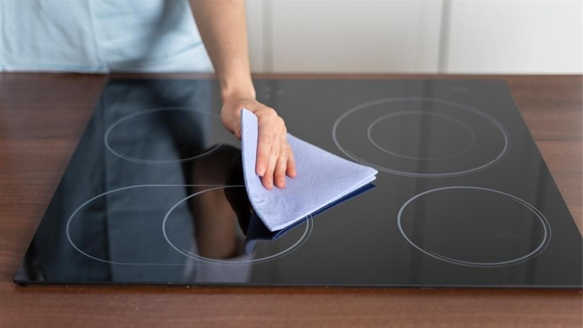Sử dụng khăn mềm để vệ sinh sau mỗi lần sử dụng bếp từ