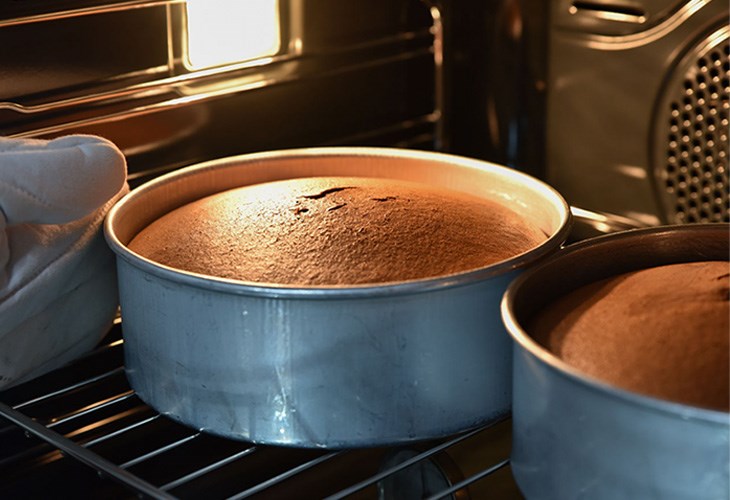 Tránh mở lò nướng âm tủ quá nhiều lần khi thực phẩm đang được làm chín bên trong thiết bị