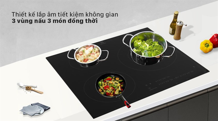 Nấu nướng cùng lúc nhiều món với Bếp từ 3 vùng nấu lắp âm Electrolux LIT60342