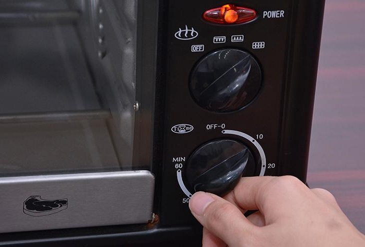 Bật lò nướng trước 10 - 15 phút
