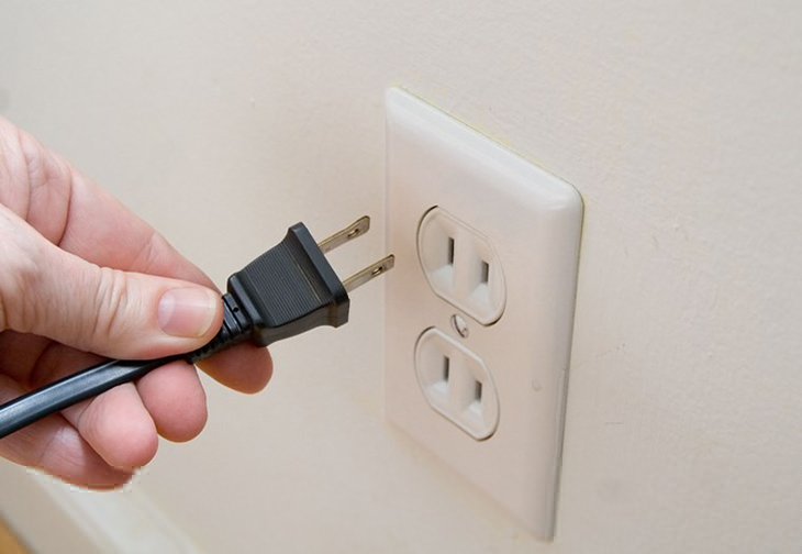 Rút phích cấm trước khi vệ sinh máy lạnh âm trần sẽ đảm bảo an toàn cho bạn