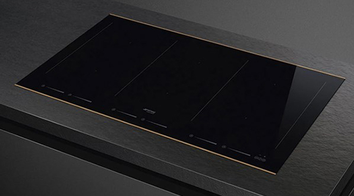 Bếp từ đa vùng nấu Smeg SIM693WLDR có nhiều tính năng an toàn: Khóa trẻ em, bảo vệ khi bếp khởi động đột ngột, tự ngắt khi quá nhiệt hoặc bếp tràn