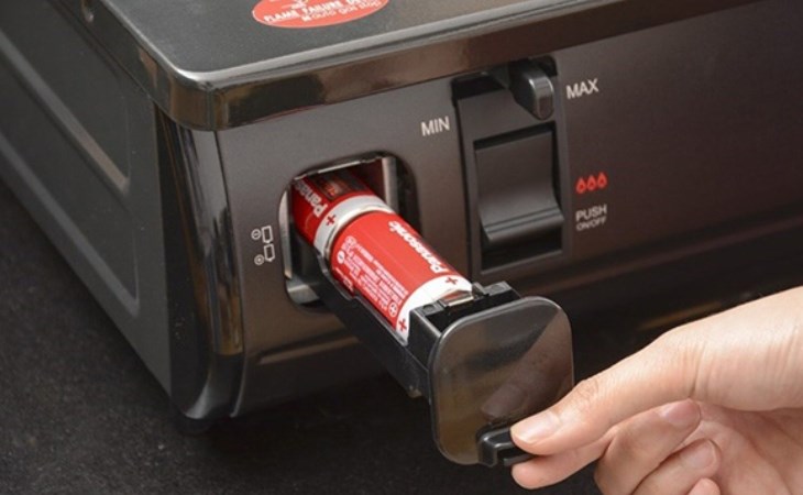 Bạn mở hộp pin để kiểm tra tình trạng pin và thay mới nếu hết pin