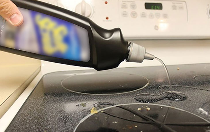 Cho dung dịch tẩy rửa lên bề mặt bếp