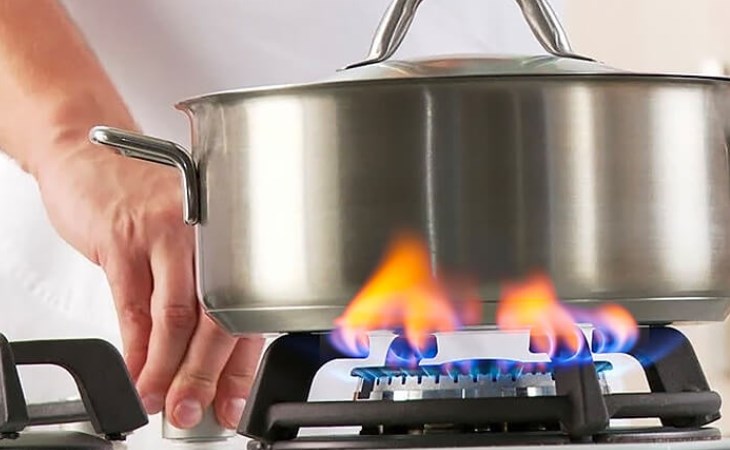 Ngọn lửa đỏ là một trong những nguyên nhân làm đen đáy nồi