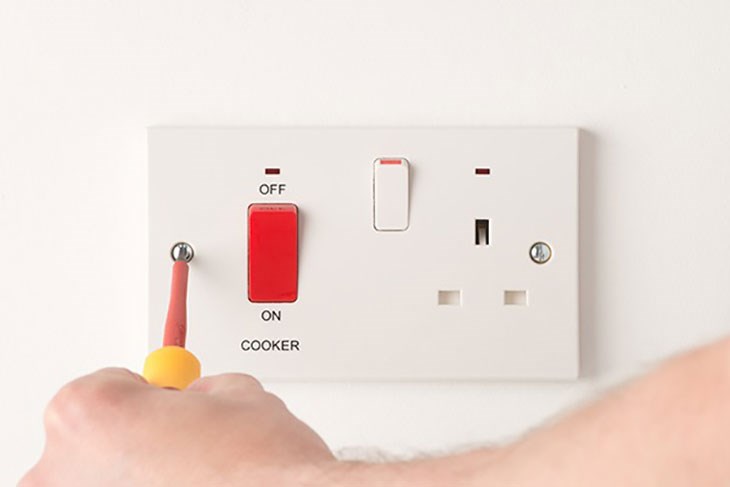 Nguồn điện gặp sự cố, chập chờn và không ổn định dẫn đến máy hút mùi hoạt động yếu