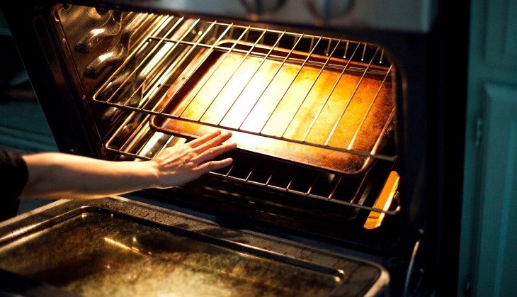 Khi thay đổi thời gian nướng, bạn cần điều chỉnh vị trí khay ngay chính giữa