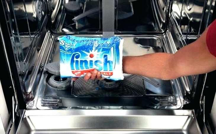 Sử dụng muối chuyên dụng cho lần rửa đầu tiên