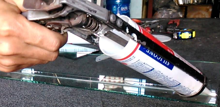 Dùng keo dán mặt kính