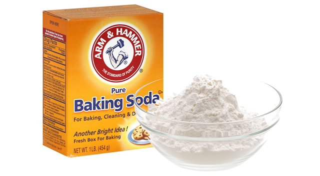 Bột baking soda tẩy sạch các vết bẩn cứng đầu trên cổ áo