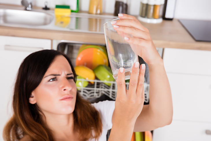 Mẹo làm sạch và khử mùi đồ dùng bằng thủy tinh