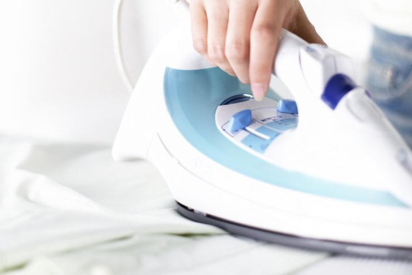 Nên ủi từng góc một để quần áo không bị giãn