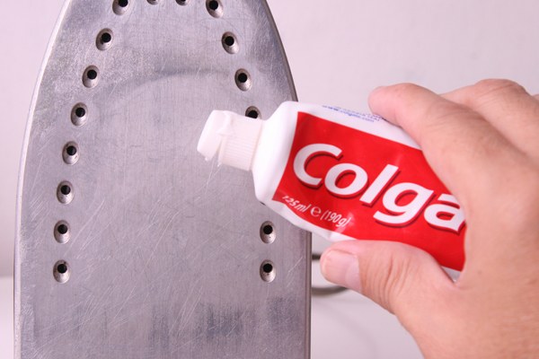Có thể dùng kem đánh răng để làm sạch bàn ủi