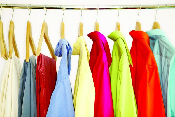 Nên treo quần áo lên ngay sau khi ủi xong