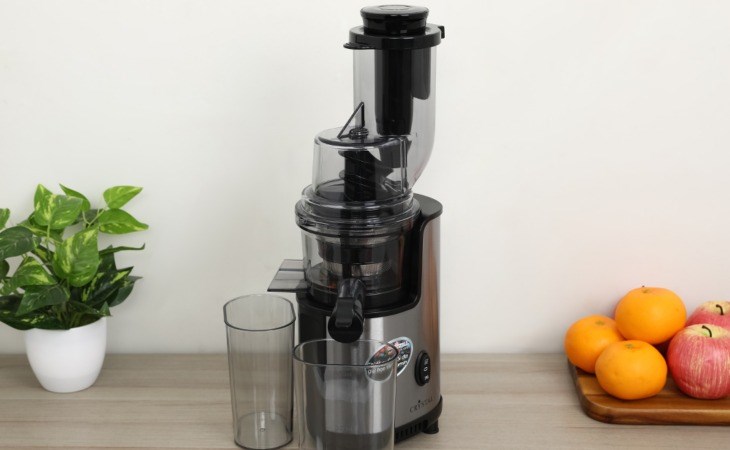 Máy ép chậm Crystal GS-137L giúp ép kiệt bã, cho ra những ly nước trái cây thơm ngon mà không cần phải pha thêm nước