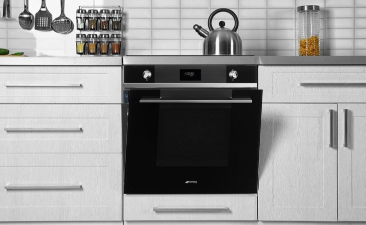 Lò nướng âm Smeg SF6101TVN1 70 lít (536.64.841) có chức năng tự động làm sạch bằng hơi nước, giúp loại bỏ mọi dầu mỡ bên trong khoang lò