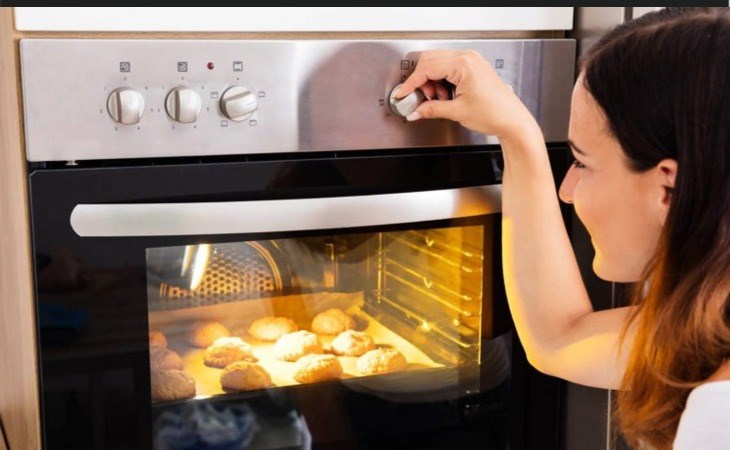 Không lấy thức ăn ra khỏi lò ngay sau khi tắt giúp thức ăn chín đều hơn, không bị cháy khét