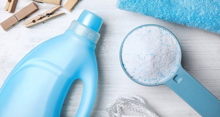 Dùng bột tẩy có tính tẩy mạnh là cách vừa đơn giản vừa nhanh chóng để đánh bay các vết lem